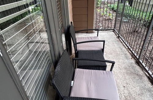 East Downtown Houston Apartment | Elegant Queen with pool view