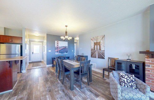 The Blue Mountains Condo | Elegant, Renovated Condo w/Golf View, Free WiFi, & Gas Grill - Walk to Village