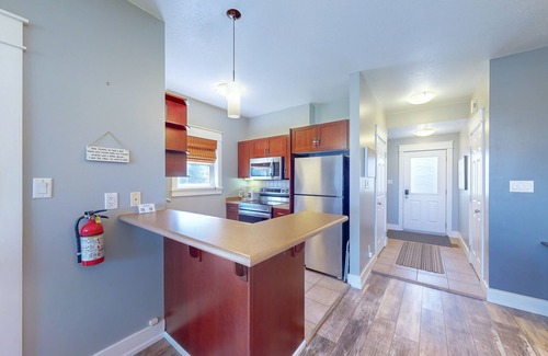 The Blue Mountains Condo | Elegant, Renovated Condo w/Golf View, Free WiFi, & Gas Grill - Walk to Village