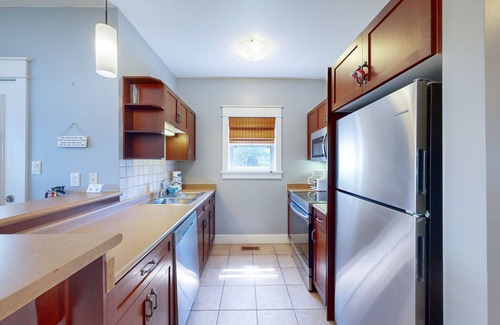 The Blue Mountains Condo | Elegant, Renovated Condo w/Golf View, Free WiFi, & Gas Grill - Walk to Village