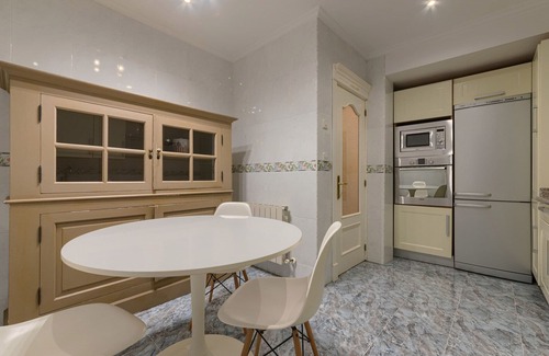 San Francisco Apartment | Elegant Renovated Ballroom with WiFi