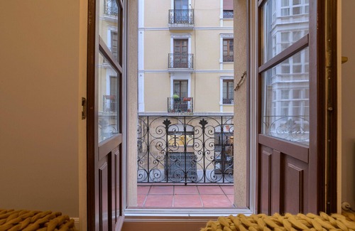 San Francisco Apartment | Elegant Renovated Ballroom with WiFi