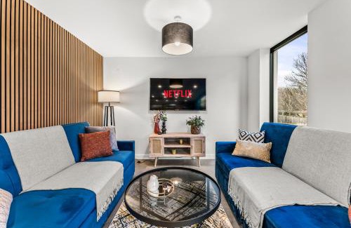 Cheltenham House | Elegant Retreat in Cheltenham - Garden & Parking Included