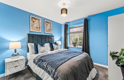 Cheltenham House | Elegant Retreat in Cheltenham - Garden & Parking Included