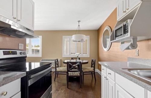 Corte Madera Hotel | Elegant Retreat | Near Golden Gate | Outdoor Pool | Free Parking | BBQ Area