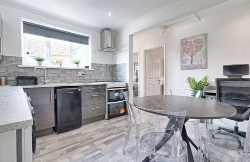 Rayleigh Apartment | Elegant Retreat near Station, Pet-Friendly