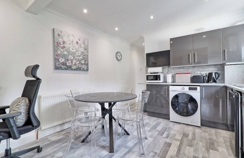 Rayleigh Apartment | Elegant Retreat near Station, Pet-Friendly