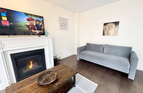 Brampton House | Elegant Retreat near Toronto Airport & Downtown