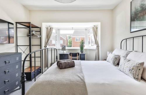 Sheffield House | Elegant Retreat Nook at Peak District Gateway