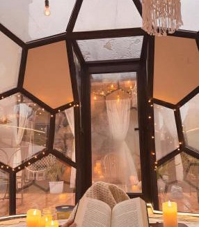 Southwestern Sacramento House | Elegant Retreat- Sleep 10-Boho Dome Lounge-Hot Tub-Games-Golf-Serene Getaway