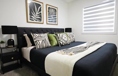 Northwest Edmonton House | Elegant Retreat with King Beds,Golf,Disney,Near WEM