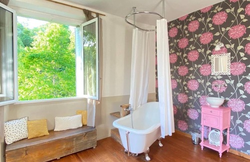 Issor Bed & Breakfast | Elegant retro cottage at the foot of the mountains, stove, WIFI, + view