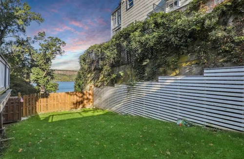 Northwest Yonkers Apartment | Elegant Riverfront Getaway with Beautiful Views