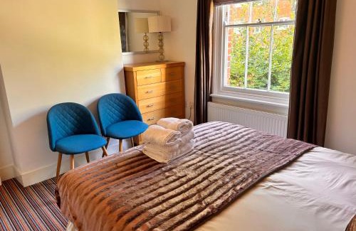 Canterbury House | Elegant Riverside Cottage With Free Parking