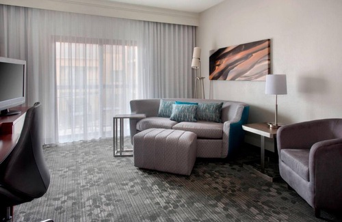Middletown Hotel | Elegant Room Near Tourist Spots w/Hot Tub, Pool Access, and Free Parking