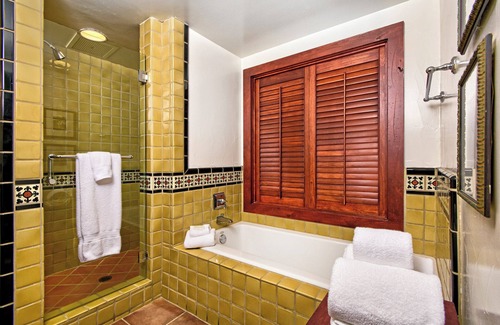 Los Gatos Hotel | Elegant Room with Outdoor Pool, Balcony & Free Parkin in Downtown