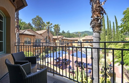 Los Gatos Hotel | Elegant Room with Outdoor Pool, Balcony & Free Parkin in Downtown