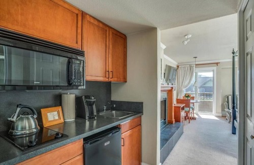 Downtown Cannon Beach Hotel | Elegant Rooms with Modern Comforts – Just Minutes from the Beach!
