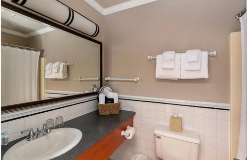 Downtown Cannon Beach Hotel | Elegant Rooms with Modern Comforts – Just Minutes from the Beach!