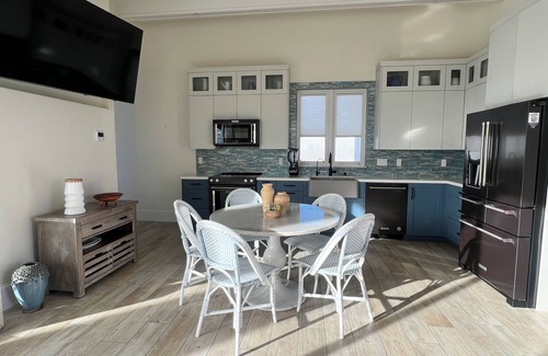 San Diego House | Elegant San Diego Escape Where Tranquility Meets Luxury. A/C, WIFI, and Hot Tub!