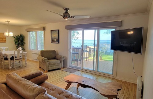 West Nipissing Cottage | Elegant Sandy Lakefront Cottage with Paddle boat/Kayaks