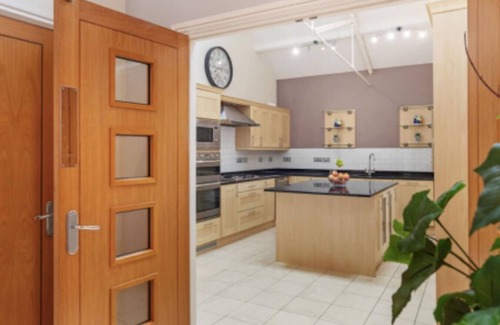 Penarth Apartment | Elegant Seaview Apartment with Garden-Penarth Pier
