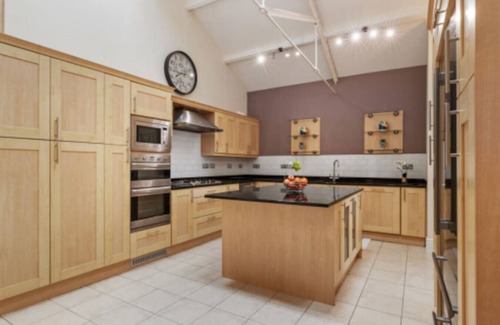 Penarth Apartment | Elegant Seaview Apartment with Garden-Penarth Pier