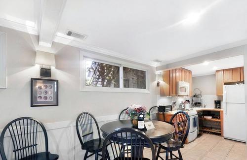 Brunswick Cottage | Elegant Southern Cottage/Downtown Pied-a-Terre near Island Beaches