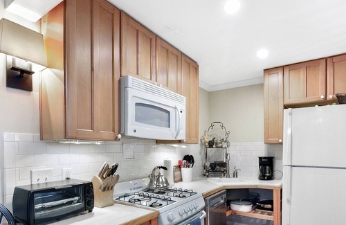 Brunswick Cottage | Elegant Southern Cottage/Downtown Pied-a-Terre near Island Beaches