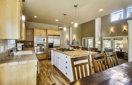 Sagewood House | Elegant & Spacious, 3 Master King Suites! Community Hot Tub (and Seasonal Pool)