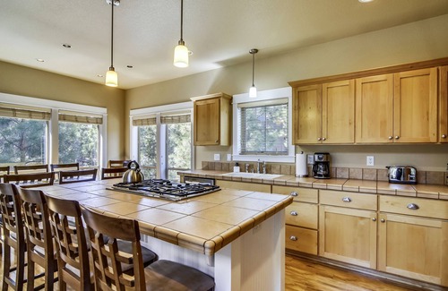 Sagewood House | Elegant & Spacious, 3 Master King Suites! Community Hot Tub (and Seasonal Pool)