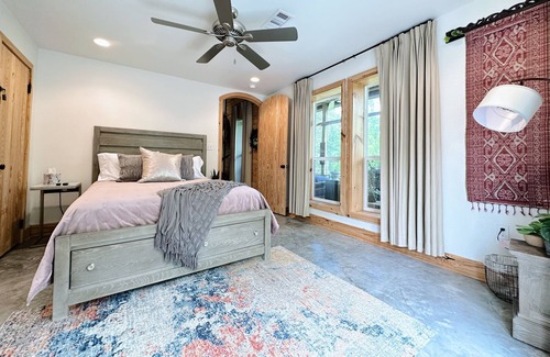 McNeill House | Elegant & Spacious Creekfront Getaway
