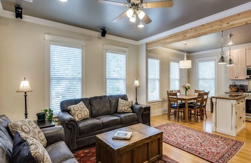 University North House | Elegant & Spacious Retreat in the Heart of Old Town – Perfect for Groups