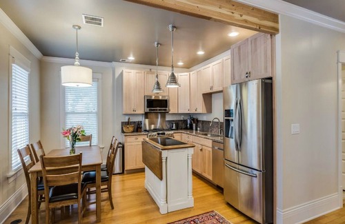 University North House | Elegant & Spacious Retreat in the Heart of Old Town – Perfect for Groups