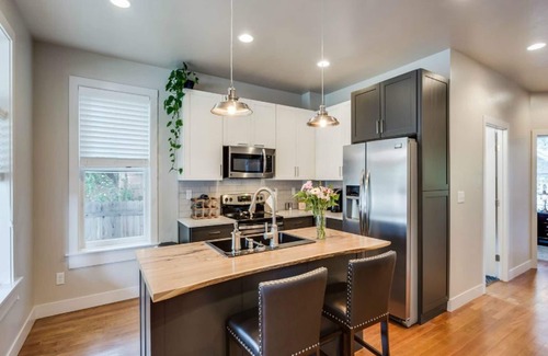 University North House | Elegant & Spacious Retreat in the Heart of Old Town – Perfect for Groups