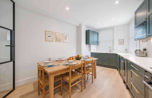 Royal Borough of Kensington and Chelsea Apartment | Elegant split level High St Ken Apt with Terrace