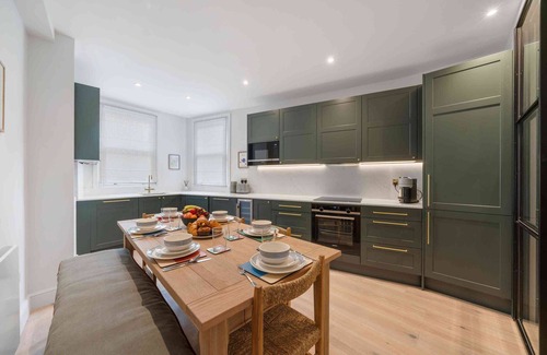 Royal Borough of Kensington and Chelsea Apartment | Elegant split level High St Ken Apt with Terrace