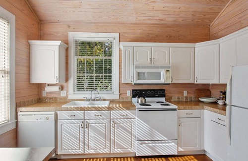 King City Cottage | Elegant St. Simons Island Honeymoon Beach Cottage near Pier Village