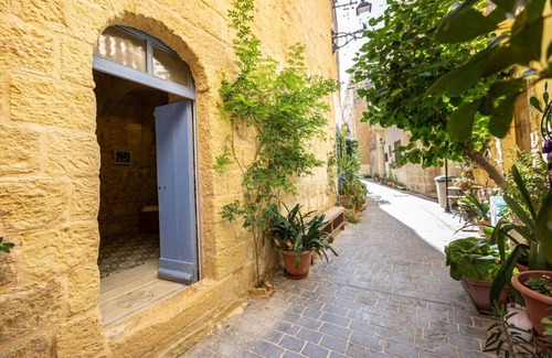 Victoria Apartment | Elegant Studio in Heritage Home - Private Terrace