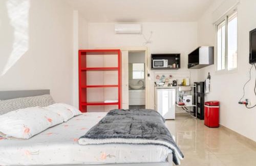 Atlit Apartment | Elegant Studio in New Atlit with Garden & BBQ, 3 Min to Beach, Free Netflix