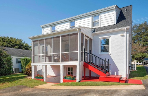 Locust Grove House | Elegant Studio | Kitchen | Washer/Dryer | Backyard