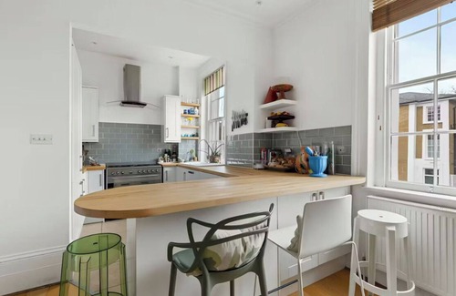 Islington House | Elegant & Stylish Islington Retreat. Lush Gardens. Steps from City Vibrance.