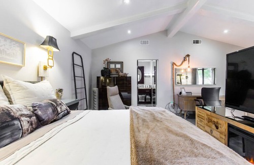 Kessler Bed & Breakfast | Elegant suite at Bishop Arts District Mid Century Resort