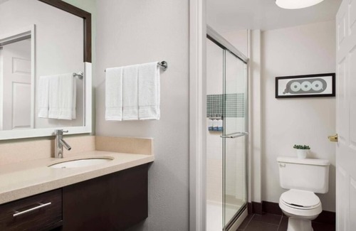 Thornhill House | Elegant Suite with Swimming Pool, Pet-Friendly, and Near Pomona Mills Park