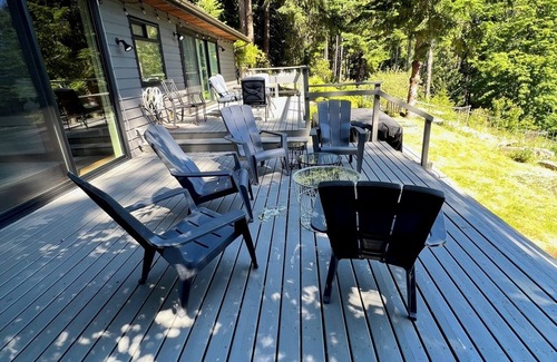 Salt Spring Island Cottage | Elegant three-bedroom Salt Spring Island home with view
