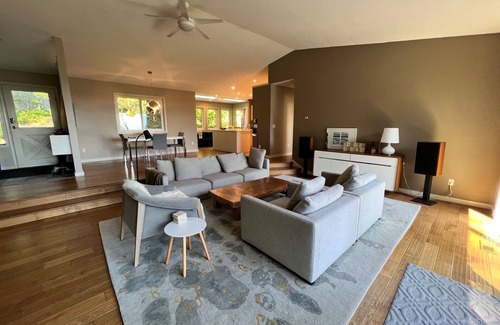 Salt Spring Island Cottage | Elegant three-bedroom Salt Spring Island home with view