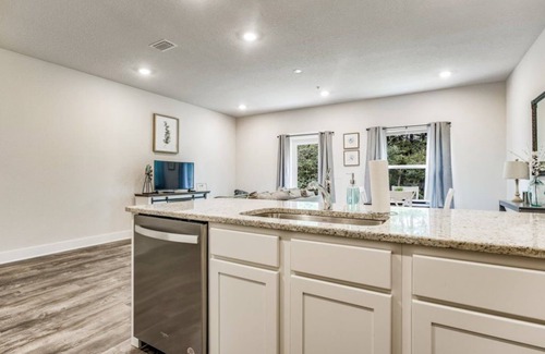 Pine Forest House | Elegant townhome + oversized luxury pool
