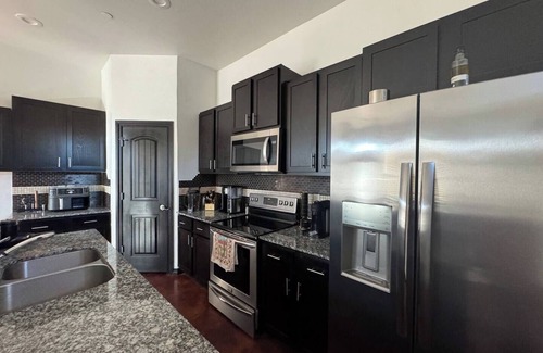Edmond House | Elegant Townhome w/Rooftop Jacuzzi & Private Gym - downtown Edmond