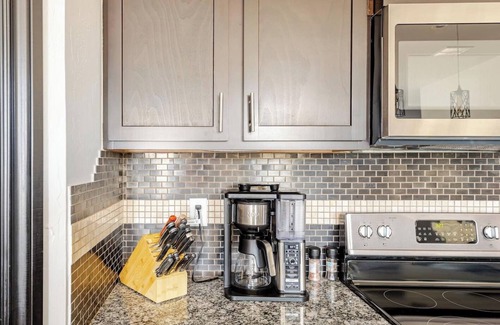 Edmond House | Elegant Townhome w/Rooftop Jacuzzi & Private Gym - downtown Edmond