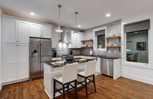 Berry Hill House | Elegant Townhouse Near Broadway